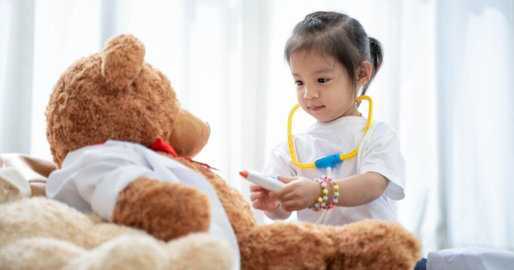 child playing with teddy bear type 1 diabetes